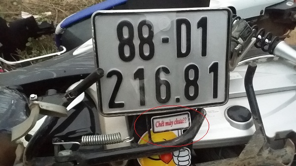 Ph&iacute;a dưới BKS chiếc xe m&aacute;y c&oacute; sologan kh&aacute; lạ