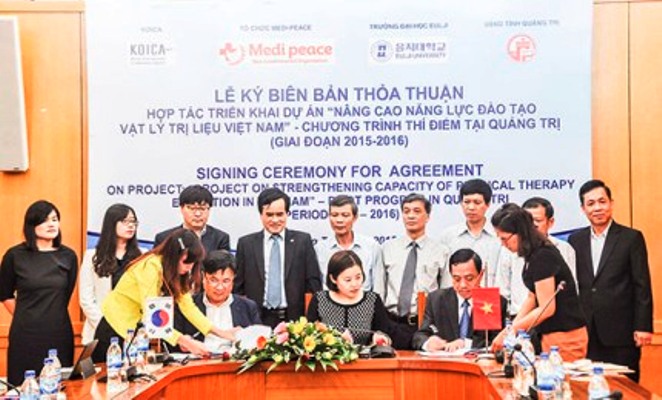 Lễ k&yacute; kết bi&ecirc;n bản thỏa thuận hợp t&aacute;c triển khai dự &aacute;n &ldquo;N&acirc;ng cao năng lực đ&agrave;o tạo vật l&yacute; trị liệu Việt Nam&rdquo;