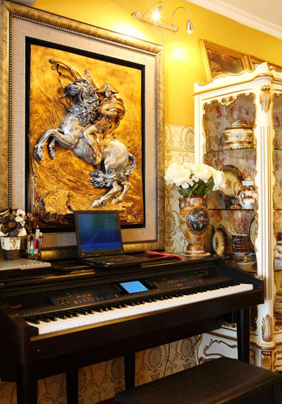 Góc phòng có cây đàn piano là nơi Minh Khang làm việc. Công việc của anh là sáng tác và hòa âm cho các ca khúc