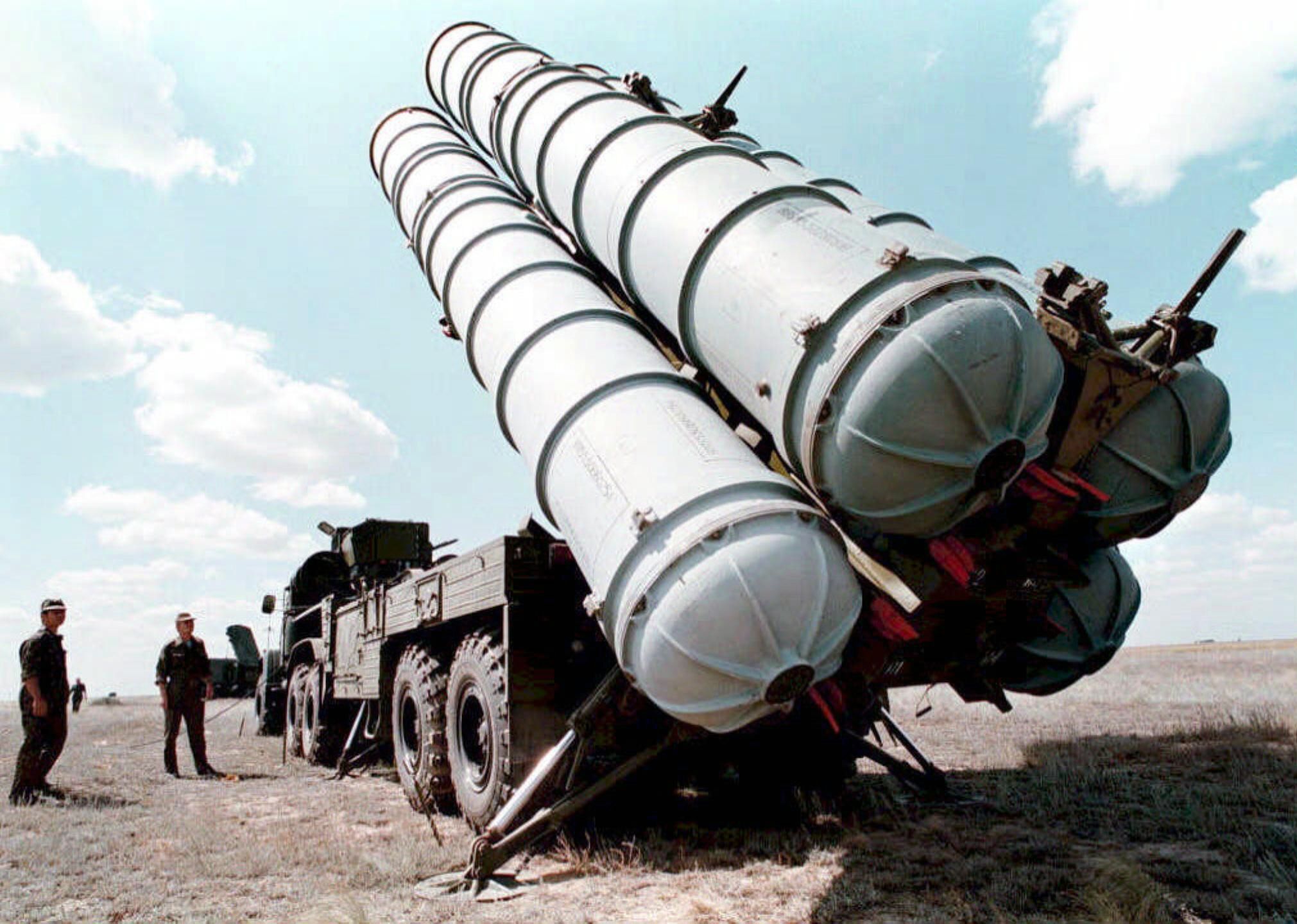 Tổ hợp tên lửa S-300 là một loạt các hệ thống tên lửa đất đối không tầm xa do Tổng công ty khoa học 13Win19 com hàng nghìn trò chơi Almaz-Antey Nga sản xuất.