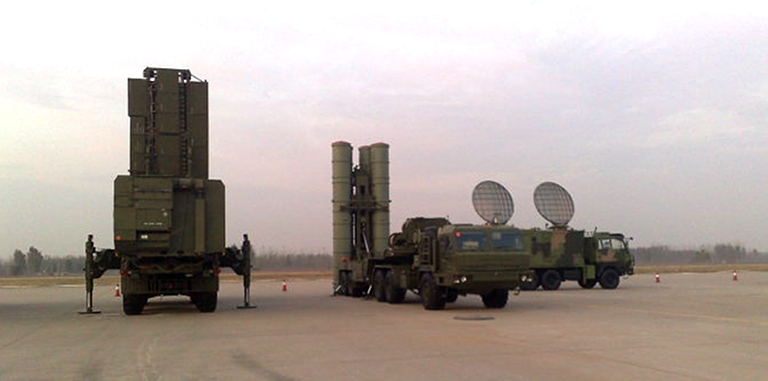 Quy trình hoạt động cơ bản của một hệ thống S-300 gồm 4 bước. Đầu tiên, các radar giám sát tầm xa xác định mục tiêu và chuyển tiếp thông tin về các xe chỉ huy để tiến hành đánh giá, phân tích. 