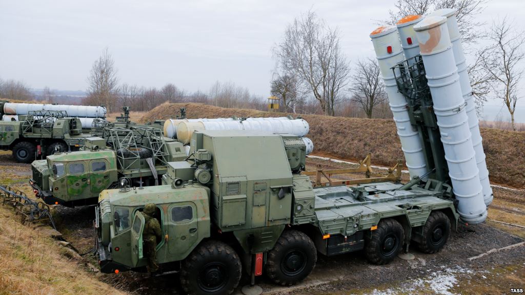 S-300 có nhiều phiên bản nâng cấp với những loại trang bị khác nhau, trong đó có ba biến thể chính gồm: S-300V, S-300P và S-300F. Mỗi biến thể lại chia ra nhiều loại với từng tính năng riêng biệt.