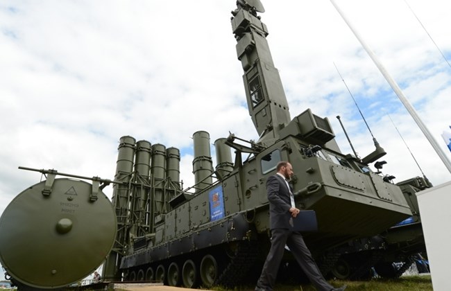 Hệ thống tên lửa S-300 có thể đồng thời theo dõi đến 100 mục tiêu và xử lý được từ 12 đến 36 chiếc trong số đó. Ở những phiên bản S-300PMU1/2 trở về sau, khả năng của radar được tăng cường, theo dõi đến 300 mục tiêu và xử lý cùng lúc tới 72 vật thể bay xâm phạm.
