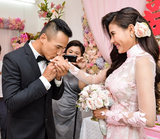 Cả hai hạnh phúc trong ngày lễ đính hôn