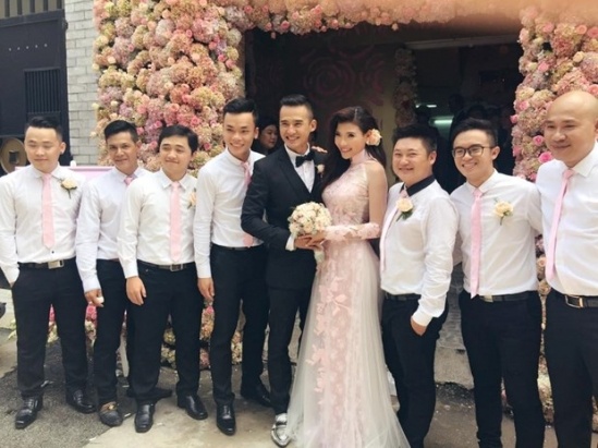 Thúy Diễm, Lương Thế Thành và dàn phù dâu, phù rể xinh đẹp