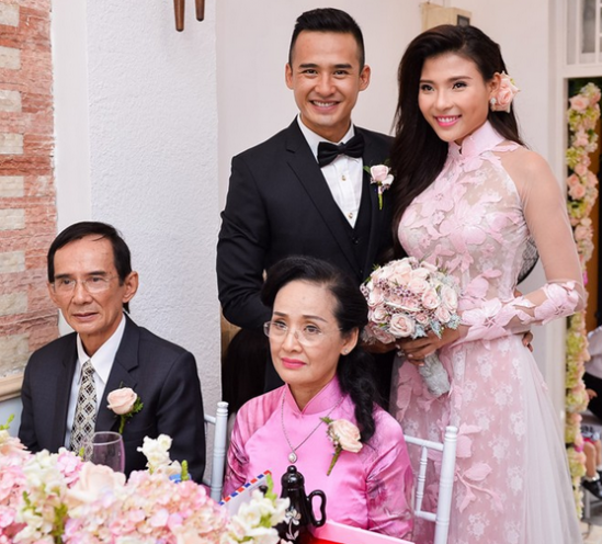 Thúy Diễm - Thế Thành bên bố mẹ 