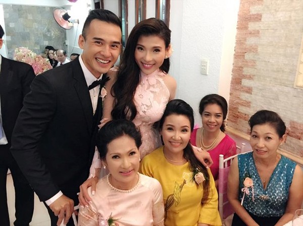 Cặp đôi đẹp của làng điện ảnh Việt tươi cười chụp ảnh kỷ niệm cùng người thân 