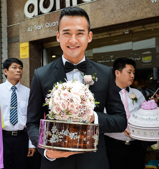 Chú rể Lương Thế Thành vui mừng chuẩn bị làm lễ đính hôn với bã xã xinh đẹp, anh chia sẻ, anh thấy may mắn khi gặp được cô gái tốt như Thúy Diễm