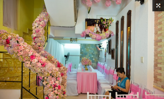 Cổng và cầu thang nhà cô râu được trang trí vô cùng cầu kỳ, bắt mắt vơi rất nhiều hoa tươi mang sắc hồng chủ đạo