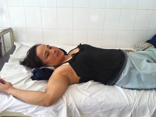 B&agrave; Trần Thị Mười Ba, một nạn nh&acirc;n trong vụ sập gi&agrave;n gi&aacute;o đang được cấp cứu tại bệnh viện quận 7