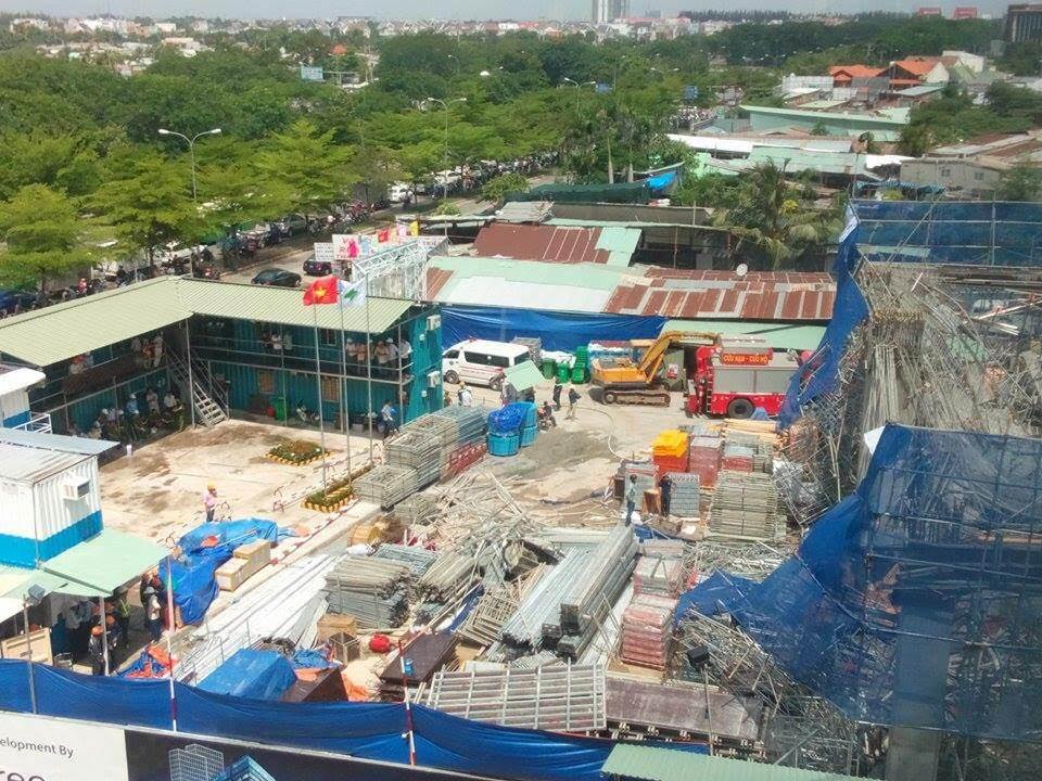 Khu c&ocirc;ng tr&igrave;nh bị sập nh&igrave;n từ tr&ecirc;n cao