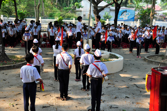 toan-truong-to-chuc-le-mat-niem-9-hoc-sinh-duoi-nuoc