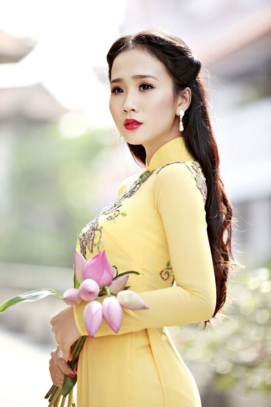 Kiểu t&oacute;c đẹp diện &aacute;o d&agrave;i m&ugrave;a kỷ yếu