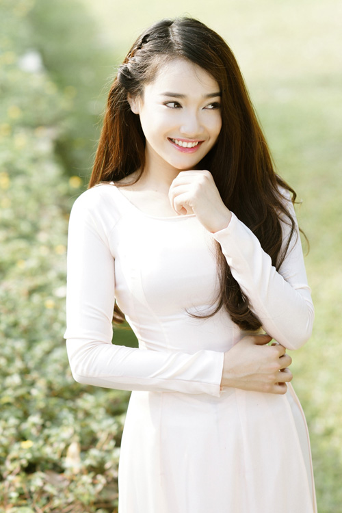 Kiểu t&oacute;c đẹp diện &aacute;o d&agrave;i m&ugrave;a kỷ yếu