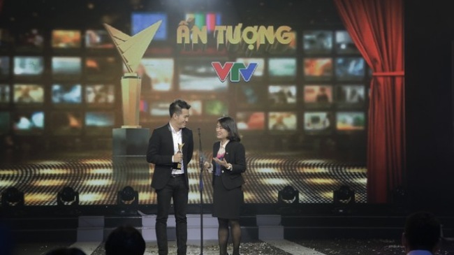 Ca sĩ Hồ Trung Dũng v&agrave; nh&agrave; b&aacute;o Tạ B&iacute;ch Loan c&ocirc;ng bố giải thưởng trong chương tr&igrave;nh Ấn tượng VTV 2014
