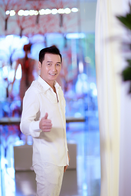 Nguyễn Hưng ch&uacute; trọng v&agrave;o sự đơn giản nhưng tiện lợi để c&oacute; thể thoải m&aacute;i nhảy tr&ecirc;n s&acirc;n khấu