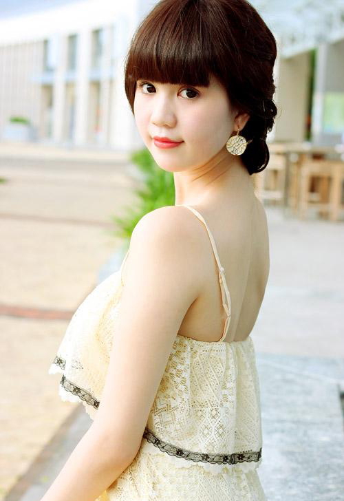 Ngọc Trinh xinh đẹp với mẫu t&oacute;c xoăn tết gọn g&agrave;ng