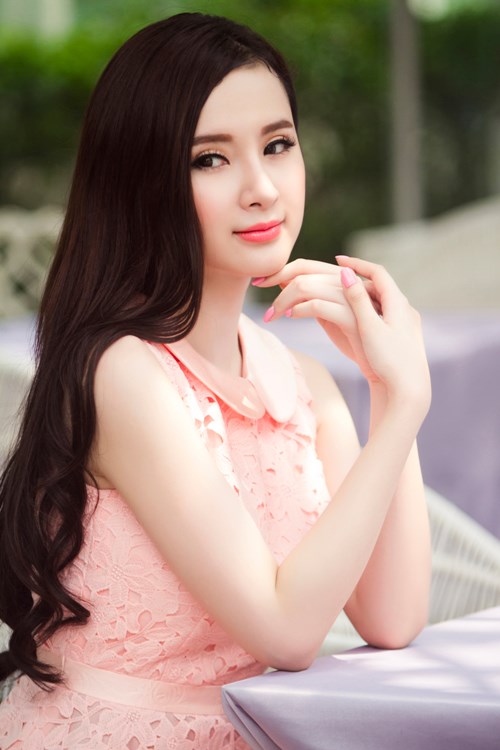 Angela Phương Trinh ngọt ng&agrave;o với mẫu t&oacute;c xoăn bồng bềnh