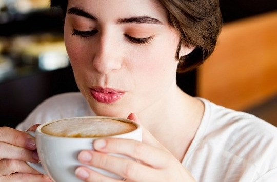 Kh&ocirc;ng n&ecirc;n uống qu&aacute; nhiều cafe v&agrave;o buổi s&aacute;ng