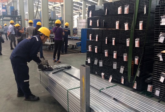 D&acirc;y chuyền sản xuất T&ocirc;n Hoa Sen đươc thực hiện cẩn thận v&agrave; tỉ mỉ dễ ph&acirc;n biệt so với h&agrave;ng giả