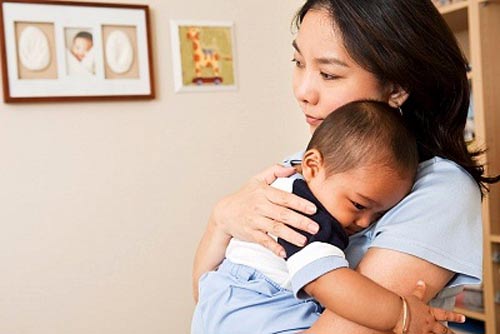 Phụ huynh kh&ocirc;ng n&ecirc;n rung lắc khi dỗ d&agrave;nh trẻ