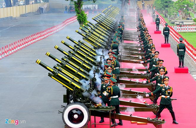 C&ugrave;ng l&uacute;c n&agrave;y, tại Ho&agrave;ng Th&agrave;nh Thăng Long, qu&acirc;n đội đ&atilde; bắn 21 ph&aacute;t đại b&aacute;c