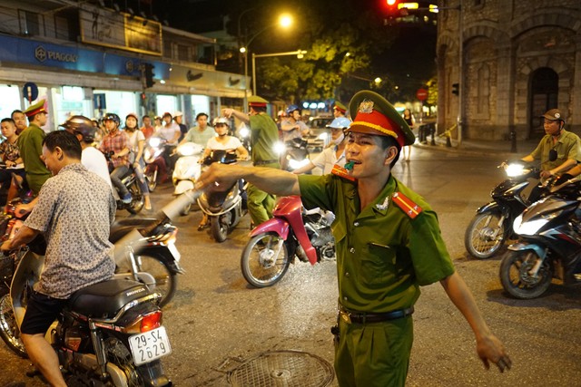 Lực lượng công an, quân đội đã có mặt rất đông, phân luồng điều tiết giao thông để tạo điều kiện thuận lợi cho các xe phục vụ buổi tổng duyệt. Ảnh Dân Trí