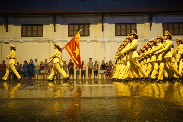 Các khối diễu binh của quân đội và công an vẫn nghiêm trang tiến hành nhiệm vụ. Ảnh Dân Trí