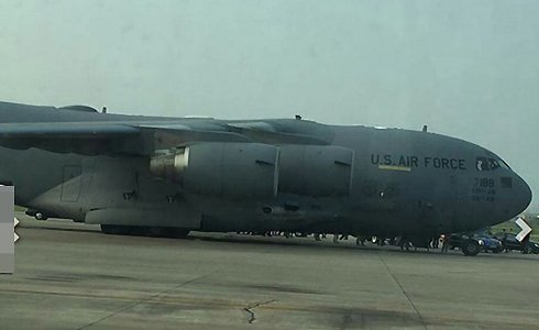 T&agrave;u bay Boeing C-17 phục vụ chuyến thăm Việt Nam của Tổng thống Mỹ Obama c&oacute; mặt tại s&acirc;n bay Nội B&agrave;i