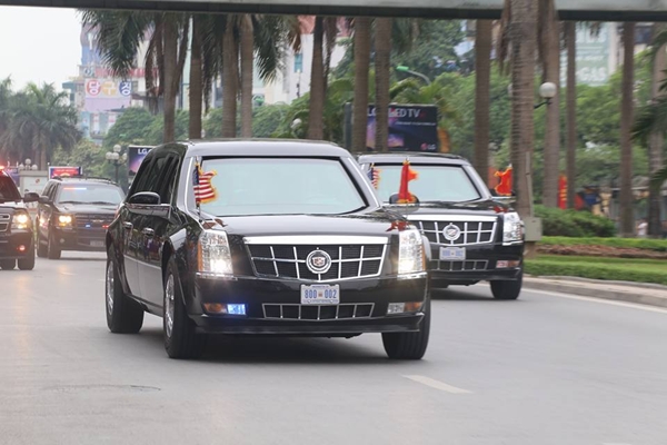Đo&agrave;n xe của Tổng thống Mỹ tr&ecirc;n đường phố H&agrave; Nội. Ảnh: VNE