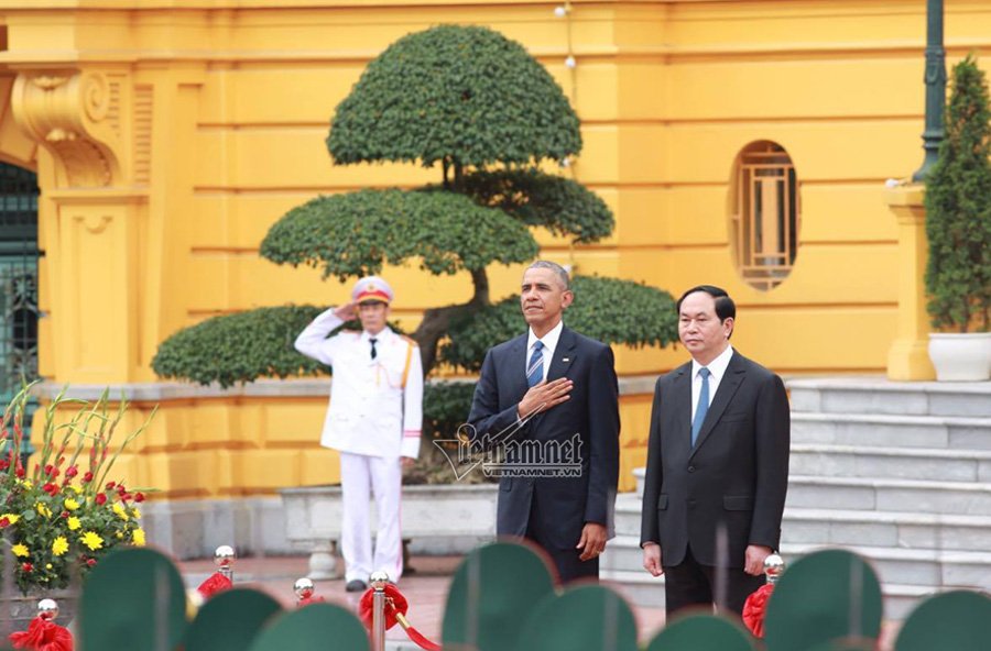 Chủ tịch nước Trần Đại Quang v&agrave; Tổng thống Obama bước l&ecirc;n bục ch&agrave;o cờ