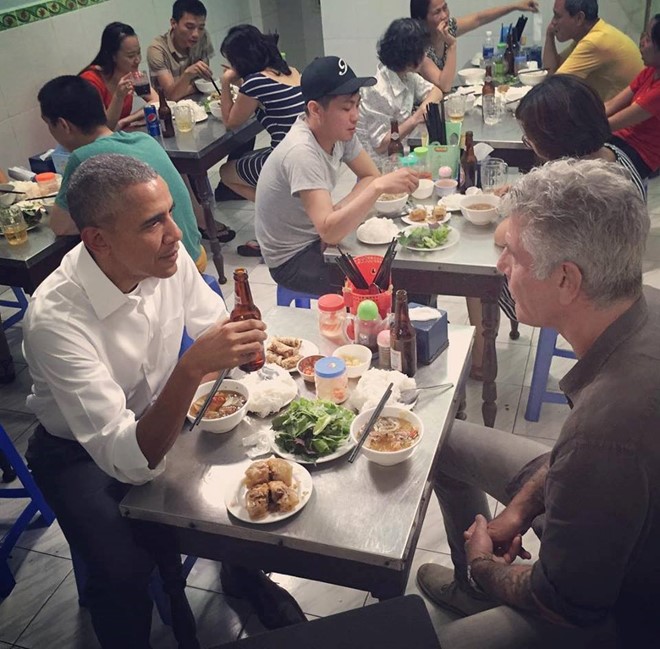 &Ocirc;ng Obama d&ugrave;ng m&oacute;n b&uacute;n chả c&ugrave;ng với đầu bếp nổi tiếng Anthony Bourdain. Ảnh: Instagram của Anthony Bourdain