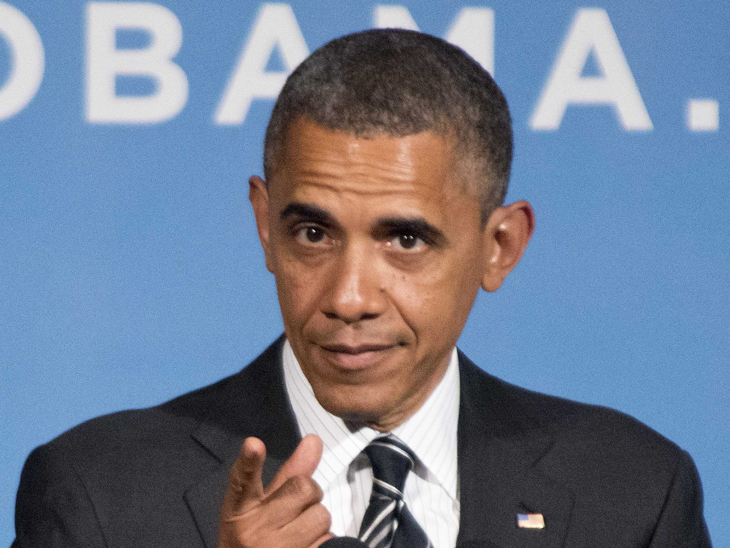 Sau nhiều lần phớt lờ những kẻ ph&aacute; bĩnh, Tổng thống Mỹ Obama đ&atilde; l&ecirc;n tiếng ngăn cản một người phụ nữ khi b&agrave; n&agrave;y cố t&igrave;nh g&acirc;y gi&aacute;n đoạn b&agrave;i ph&aacute;t biểu của &ocirc;ng