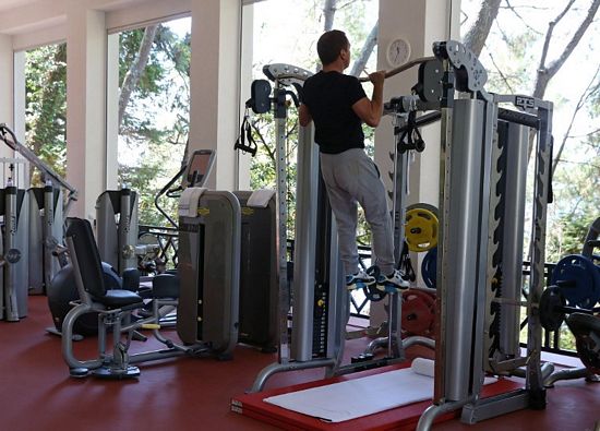 Thủ tướng Medvedev thực hiện động tác hít xà.