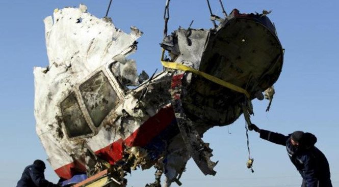 Một mảnh vỡ của m&aacute;y bay Malaysia MH17 được cẩu l&ecirc;n để đưa về H&agrave; Lan điều tra ng&agrave;y 20/11/2014