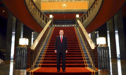 Tổng thống Thổ Nhĩ Kỳ đứng b&ecirc;n trong cung điện Ak Saray ở ngoại &ocirc; th&agrave;nh phố Ankara, th&aacute;ng 10/2014