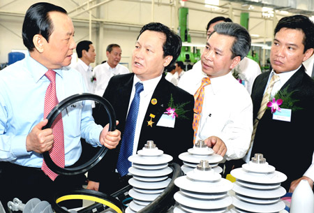 Bí thư Thành uỷ TPHCM Lê Thanh Hải tham quan Nhà máy Cao su kỹ thuật cao của Tổng Công ty Công nghiệp Sài Gòn. Ảnh: V.DŨNG Bí thư Thành uỷ TPHCM Lê Thanh Hải tham quan Nhà máy Cao su kỹ thuật cao của Tổng Công ty Công nghiệp Sài Gòn. Ảnh: V.DŨNG
