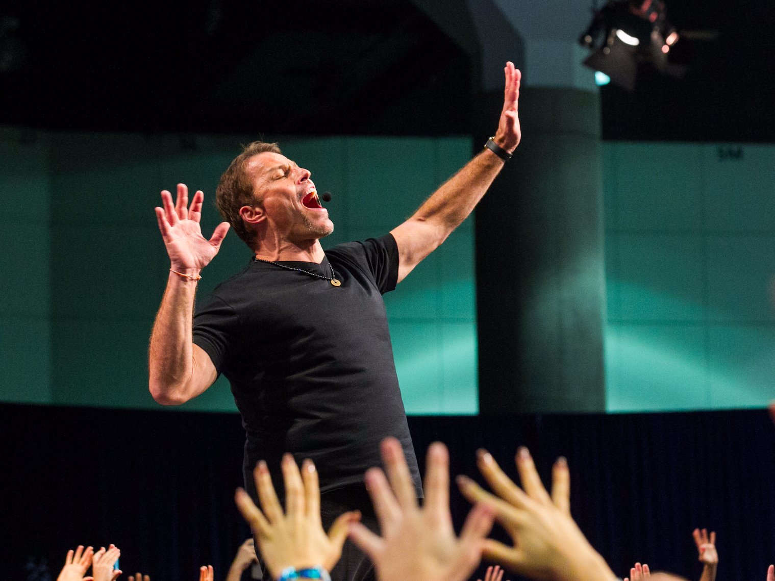Di&ecirc;̃n giả n&ocirc;̉i ti&ecirc;́ng th&ecirc;́ giới Tony Robbins
