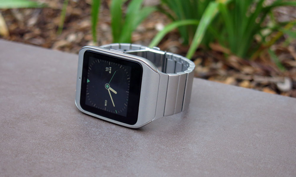 Sony SmartWatch 3 dùng pin 420 mAh cho thời gian hoạt động bình thường tới 2 ngày. Ảnh: Ausdroid Sony SmartWatch 3 dùng pin 420 mAh cho thời gian hoạt động bình thường tới 2 ngày. Ảnh: Ausdroid