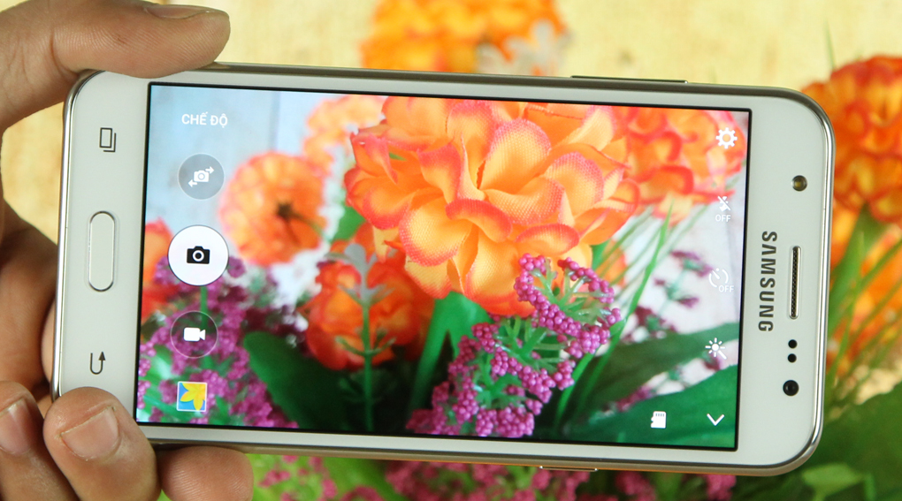 Galaxy J5 được cho l&agrave; smartphone gi&aacute; rẻ chụp ảnh tự sướng tốt nhất trong c&ugrave;ng ph&acirc;n kh&uacute;c