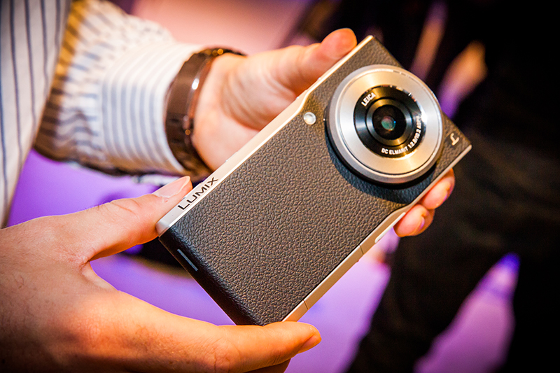 Lumix DMC-CM1 c&oacute; m&agrave;n h&igrave;nh Full HD 4,7 inch v&agrave; chạy Android KitKat khi b&aacute;n ra