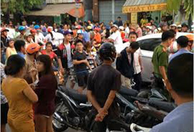 TP HCM: Người d&acirc;n vứt xe th&aacute;o chạy v&igrave; vật thể giống lựu đạn