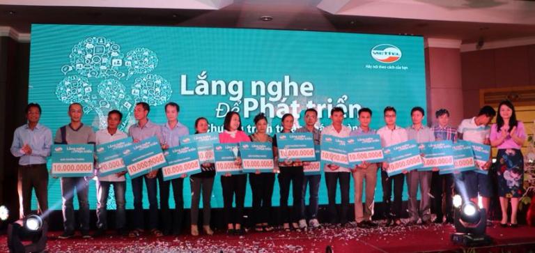 kh&aacute;ch h&agrave;ng viettel nhận giải