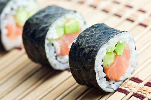 Uống rượu kh&ocirc;ng n&ecirc;n ăn c&ugrave;ng c&aacute;c loại Sushi Nhật Bản