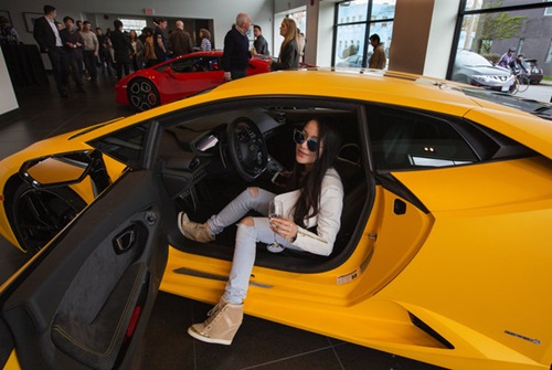 Jiang thử cảm gi&aacute;c b&ecirc;n trong một chiếc Lamborghini tại đ&acirc;y. Ảnh: New York Times