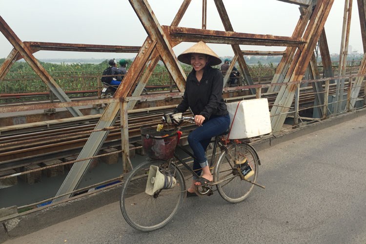 Tr&agrave; Ngọc Hằng trở về qu&aacute; khứ khi tự đạp xe đi xin nước gạo về nu&ocirc;i lợn