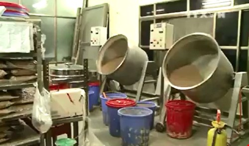 B&ecirc;n trong cơ sở sản xuất tr&agrave; sữa