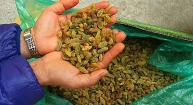 Hoa quả sấy kh&ocirc; vỏ ngo&agrave;i tr&ocirc;ng thơm ngon, nhưng b&ecirc;n trong chứa chất độc