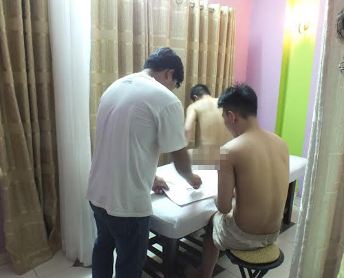 Nam nh&acirc;n vi&ecirc;n phục vụ kh&aacute;ch nam bằng biện ph&aacute;p k&iacute;ch dục bị bắt tại cơ sở massa