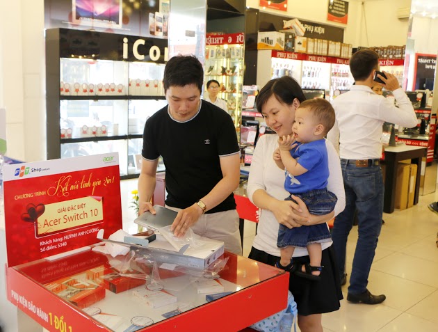 Trải nghiệm Bphone đầu ti&ecirc;n v&agrave; mua h&agrave;ng được tiền xăng tại FPT Shop